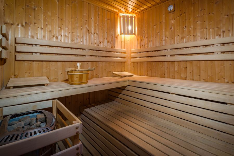 Fínska sauna obložená svetlým drevom